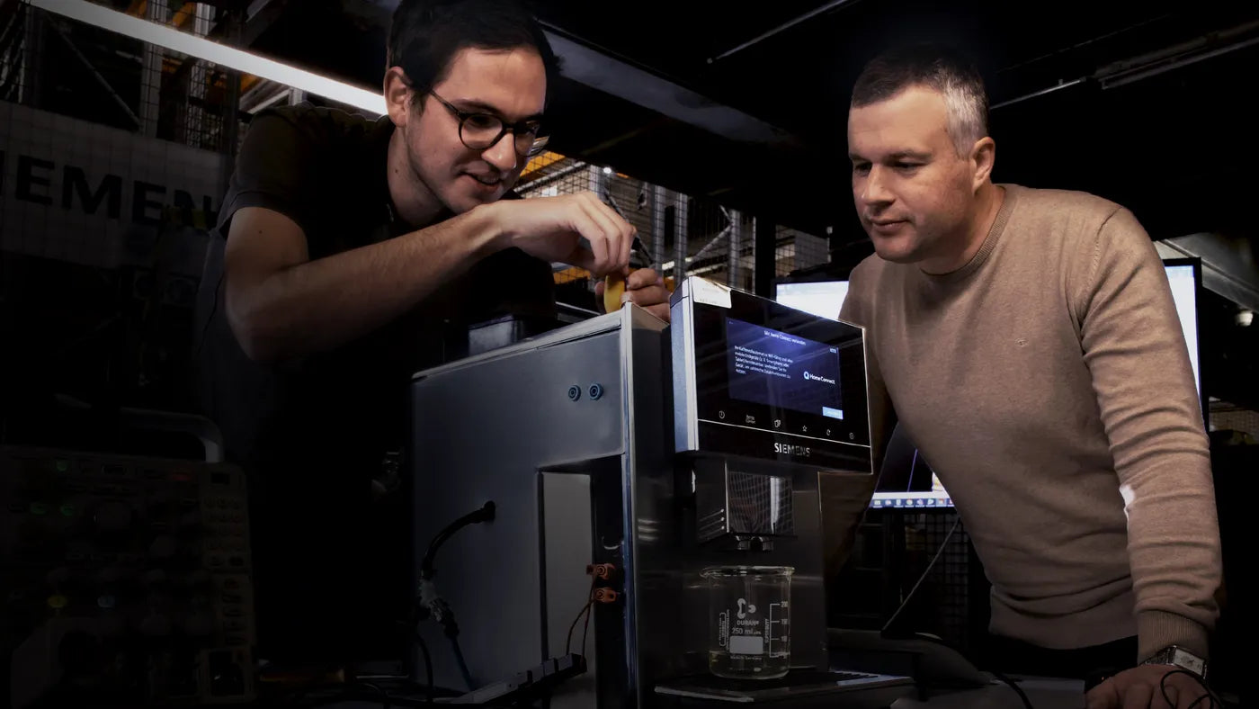 Kaffeevollautomat EQ900 plus Edelstahl, automatische Entkalkung (TQ905DZ3), monatlich ab 35,40 €