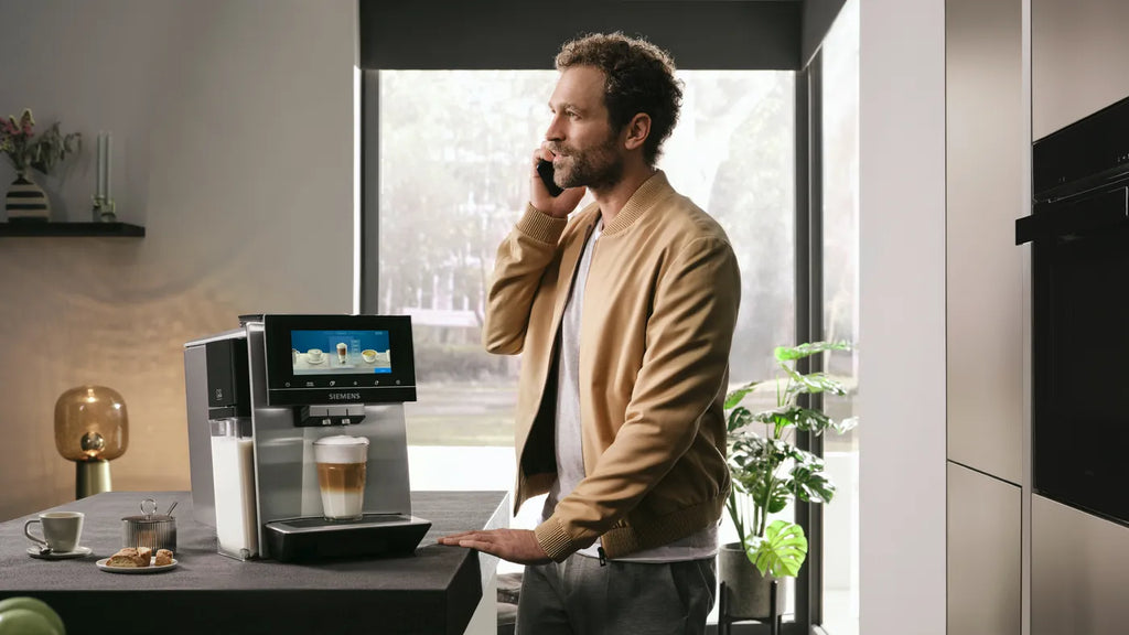 Kaffeevollautomat EQ900 plus Edelstahl, automatische Entkalkung (TQ905DZ3), monatlich ab 35,40 €